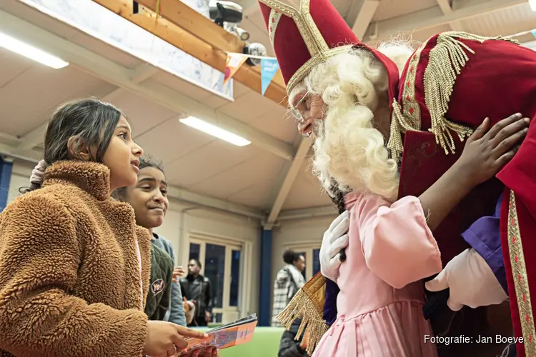 Sinterklaas brengt vreugde naar kinderen in AZC's