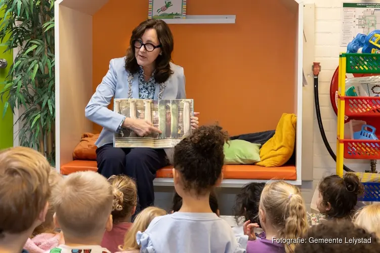 Burgemeester leest voor op De Grundel