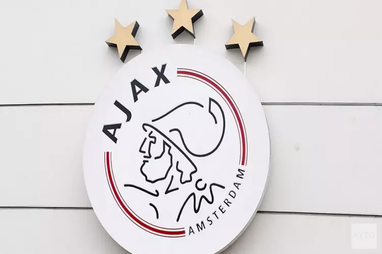 Ajax contracteert Devyne Rensch