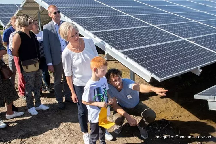 Wethouder Elly van Wageningen geeft startschot open dag Solarvation Lelystad