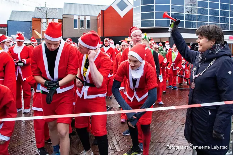 Rennende kerstmannen tijdens de Rotary Santa Run