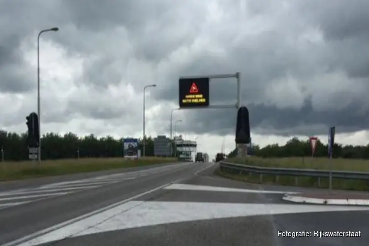 Houtribdijk tussen Enkhuizen en Lelystad afgesloten voor vrachtverkeer en auto&#39;s met aanhangers