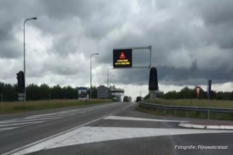 Houtribdijk opnieuw afgesloten voor vrachtwagens en aanhangers vanwege harde wind