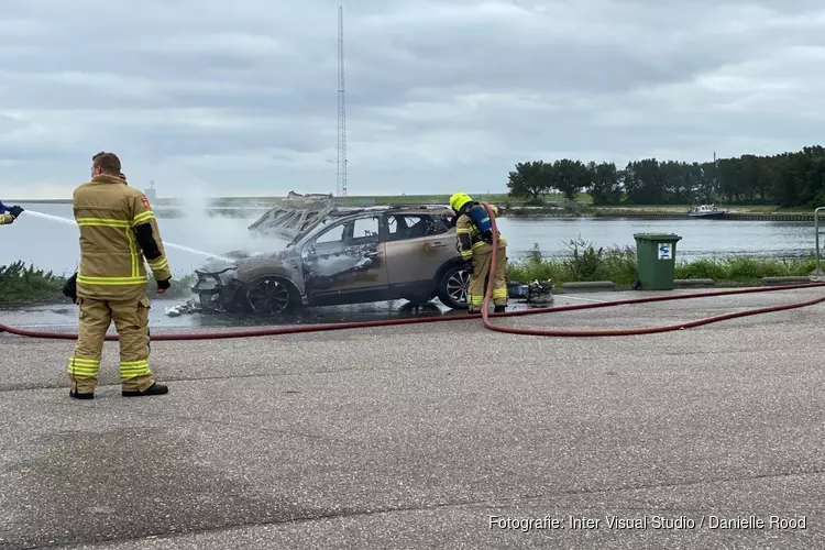 Auto in brand langs dijk Enkhuizen-Lelystad