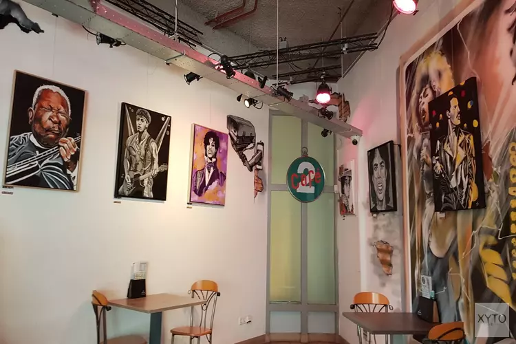 Ernsten exposeert popdoeken in café op 2