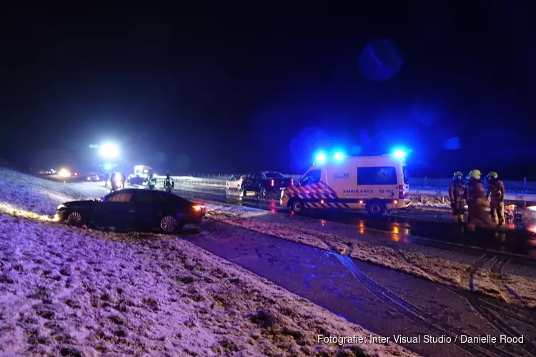 Persoon overleden na frontale botsing op Markermeerdijk