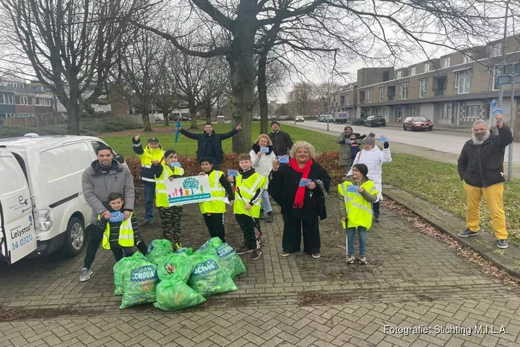 25 kinderen helpen stichting M.I.L.A. zwerfafval opruimen in Zuiderzeewijk