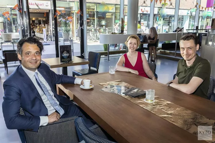 Wethouder Elzakalai verwelkomt Grand Café 0320 in Stadshart