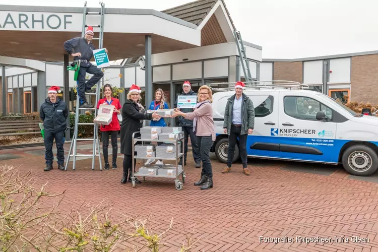 Glazenwassers Knipscheer-Infra Clean hebben hart voor de zorg en delen 21 taarten uit