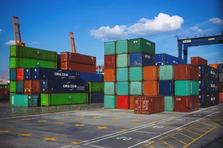 Controle van zeecontainers in Lelystad levert diverse misstanden op