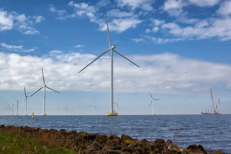 Windplanblauw hijst laatste turbineblad