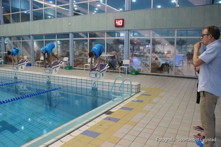 Startschot Indoor Swim to Fight Cancer gegeven door Wethouder Dennis Grimbergen